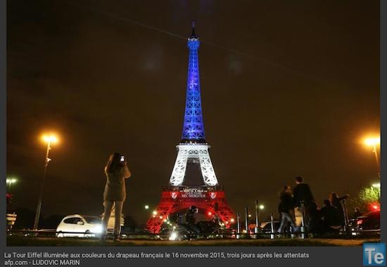 La Tour Eiffel illuminée aux couleurs du drapeau français le 16 novembre 2015, trois jours après les attentats afp.com - LUDOVIC MARIN