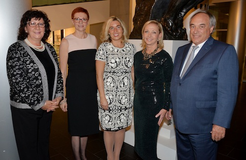 De gauche à droite, Lucille Daoust, directrice générale de l’ITHQ, Paloma Fernandez, directrice générale de la Fondation de l’ITHQ, Kim Thomassin, associée directrice, Région du Québec chez McCarthy Tétrault, Christiane Germain, coprésidente et cofondatrice du Groupe Germain Hospitalité et Jacques Parisien, président du conseil d’administration de la Fondation de l’ITHQ