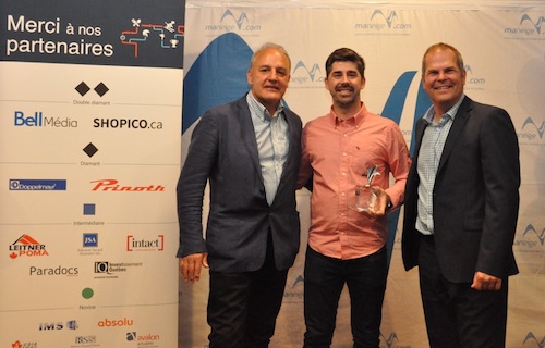 Deux récipiendaires des Prix d’excellence de l’ASSQ, Marc Fortin, Joliceour Savard Assurance (à gauche), Simon Blouin, Ski Bromont (au centre) accompagnés de Yves Juneau de l’ASSQ (à droite)