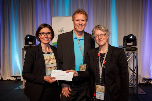 Me Sophie Deslauriers, avocate au cabinet de droit municipal Bélanger  Sauvé,  M. Claude Grondin de la Fondation de la faune du Québec  et Mme Elisabeth Bossert de la Société Provancher d’histoire naturelle du Canada. (Crédit: ADMQ)