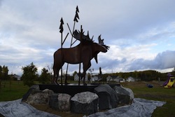 La fontaine de La Corne est déjà bien visible et ne manque pas d’attirer les regards. La sculpture est l'œuvre de l'artiste Paul Salois et son éclairage bleu fait référence à la démarche régionale Culturat. ©Photo TC Média - Martin Guindon